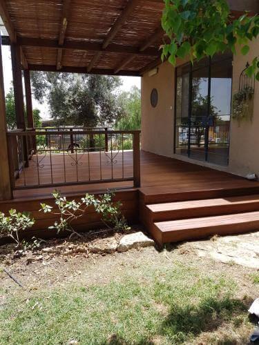 פרגולה ודק בחצר